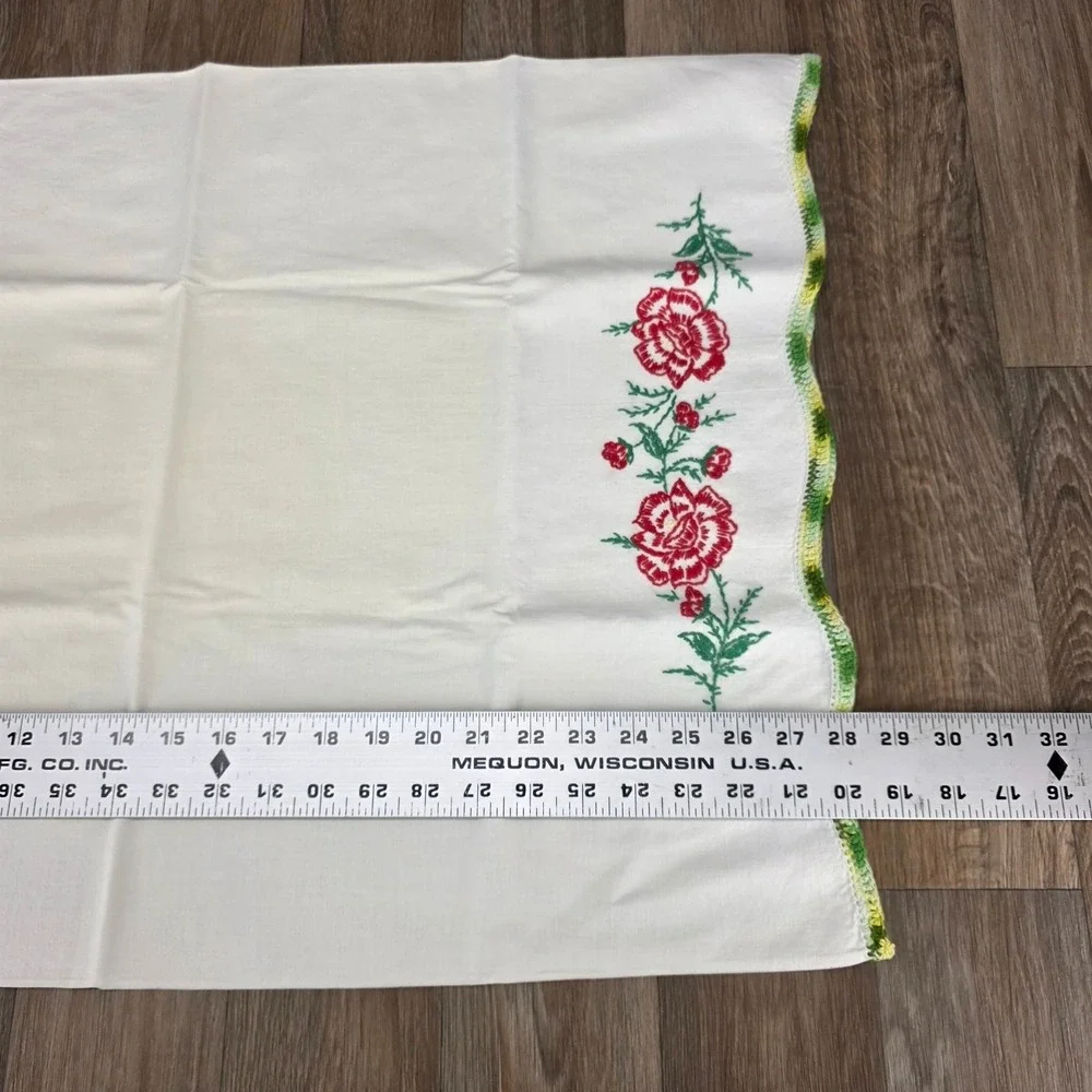 Vintage Hand Embroidered‎ Floral Rose Pillowcase Set Crochet Lace Trim White 2pc